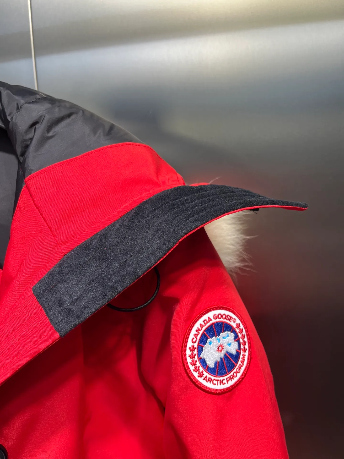 P860 Canada goose/Canada Goose 05 model 2580LA CANADA GOOSE/Canada Goose Rossclair parka women's down jacket, authentic original clothing molding, all accessories are custom-made from the original factory. This model is very unique. The zipper at the back can be opened to change into a dovetail style, with diagonal pockets and a layer of hidden pockets underneath. The official website has become a popular model. The softness and hardness of the fabric are compared with the genuine ones. It can be restored by kneading at will (fabric misunderstanding: fabrics with high hardness are not waterproof. Only those who buy the latest genuine version this year will notice the softness and comfort of the fabrics). The down is synchronized with the genuine white duck down. It is fluffy and not lumpy. The electronically controlled down charging machine is used to fill the zippers with customized genuine YKK zippers. High hardness and no lag. The fur collar is purchased from the same manufacturer as Wolf Hair. (Cooperative factory 2019 Canadian wolf skin auction and Big Goose official auction of wolf skin fur collars on the same site) All workmanship and wiring are controlled by workers with more than ten years of service. They must be horizontal and vertical, and are not crooked. The density of the inner wiring is more exquisite. Compare at will. Big goose label, collar label, washed label, hang tag, zipper rope, pocket label, back label, collar velvet, Velcro fasteners, all details of the cuffs are updated simultaneously with the original product, the best version, and the most complete color matching. The fighter in World 05 battles various world goods. Size: XS-XL